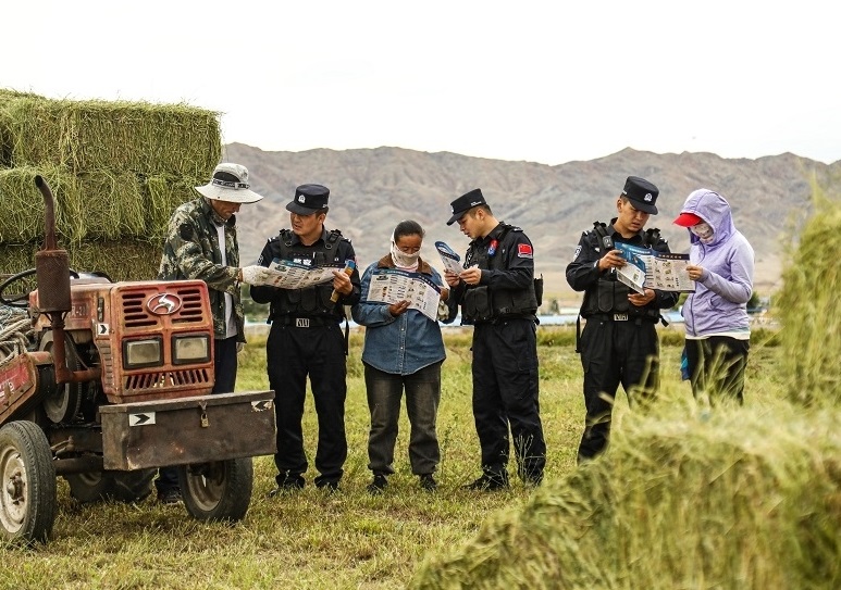  “普法课堂” 走进田间地头